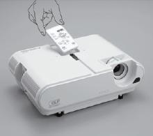 Mitsubishi XD211U Sicherheitsmaßnahme: Das Bedienfeld ist auch die Fernbedienung des Projektors